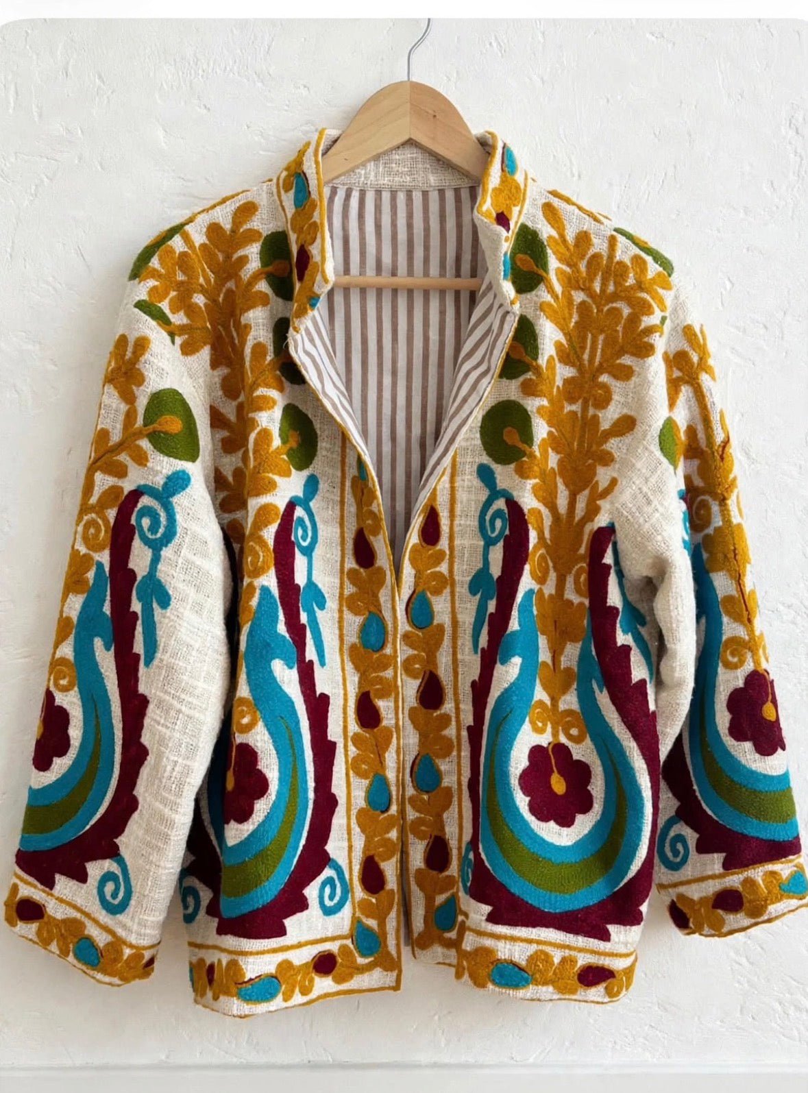 Chaqueta bordada mostaza y turquesa